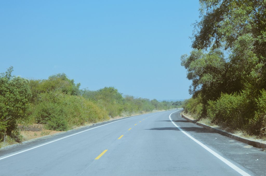 RTDARwanda's tweet photo. Umuhanda Kibugabuga-Shinga-Gasoro uhuza akarere ka Bugesera n'aka Nyanza, uri kubakwa hashyirwamo kaburimbo ku bufatanye bwa leta y'u Rwanda na Banki y'Isi. Iyubakwa ry'uyu muhanda rikaba rigeze ku kigero cya 80%, ukaba ureshya na 66.55 Km. https://t.co/H3x4NRTeVw