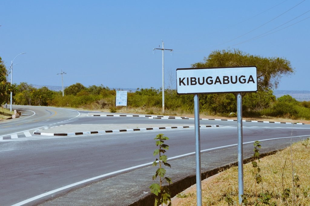 RTDARwanda's tweet photo. Umuhanda Kibugabuga-Shinga-Gasoro uhuza akarere ka Bugesera n'aka Nyanza, uri kubakwa hashyirwamo kaburimbo ku bufatanye bwa leta y'u Rwanda na Banki y'Isi. Iyubakwa ry'uyu muhanda rikaba rigeze ku kigero cya 80%, ukaba ureshya na 66.55 Km. https://t.co/H3x4NRTeVw
