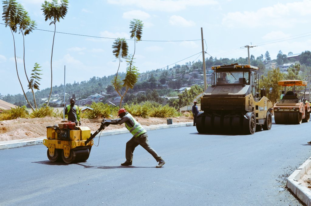 RTDARwanda's tweet photo. Umuhanda Kibugabuga-Shinga-Gasoro uhuza akarere ka Bugesera n'aka Nyanza, uri kubakwa hashyirwamo kaburimbo ku bufatanye bwa leta y'u Rwanda na Banki y'Isi. Iyubakwa ry'uyu muhanda rikaba rigeze ku kigero cya 80%, ukaba ureshya na 66.55 Km. https://t.co/H3x4NRTeVw