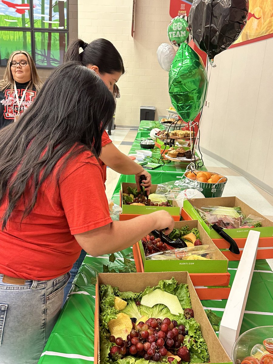 Hill_AISD's tweet image. One Team, One Goal, LET’S GROW! #LetsGrowHawks Kicking off the year with a breakfast of champions and stretches before we tackle our game plan! @AldineISD @lmamerson #AldineRising @Garciamari2001 @SheniceGary