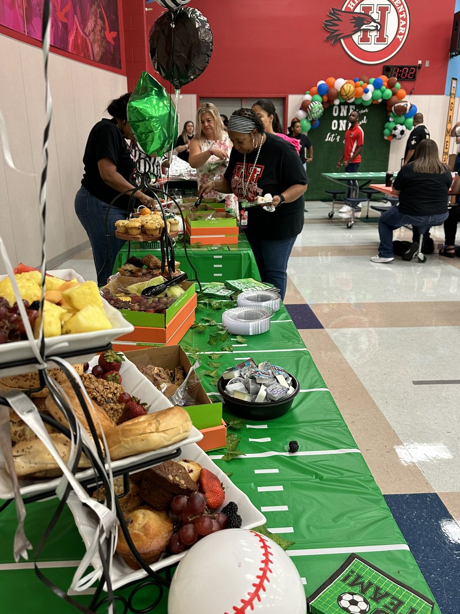 Hill_AISD's tweet image. One Team, One Goal, LET’S GROW! #LetsGrowHawks Kicking off the year with a breakfast of champions and stretches before we tackle our game plan! @AldineISD @lmamerson #AldineRising @Garciamari2001 @SheniceGary