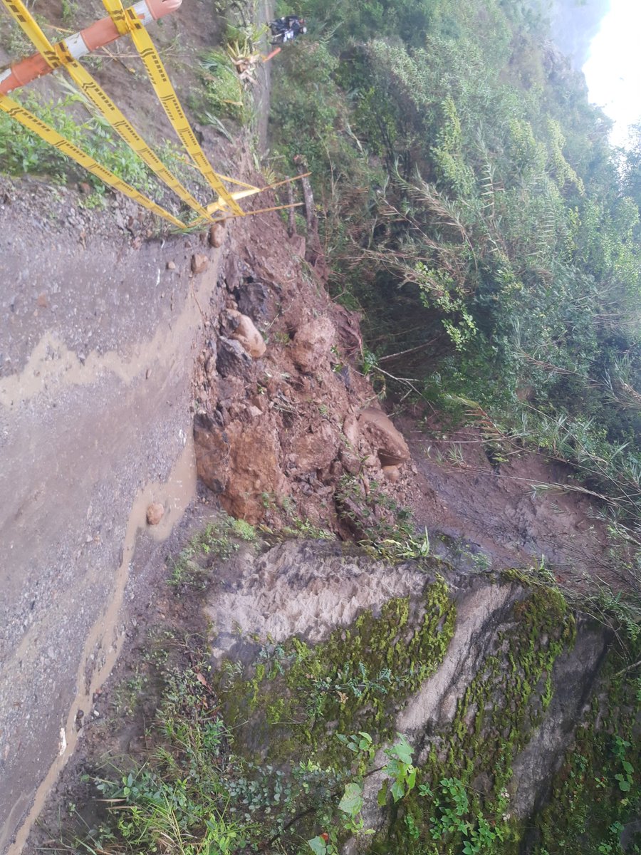 LUISCAR40992486's tweet photo. Vía Garagoa Tenza cierre total. Derrumbe sector Puente Guaya. https://t.co/vTTWKaZfXX