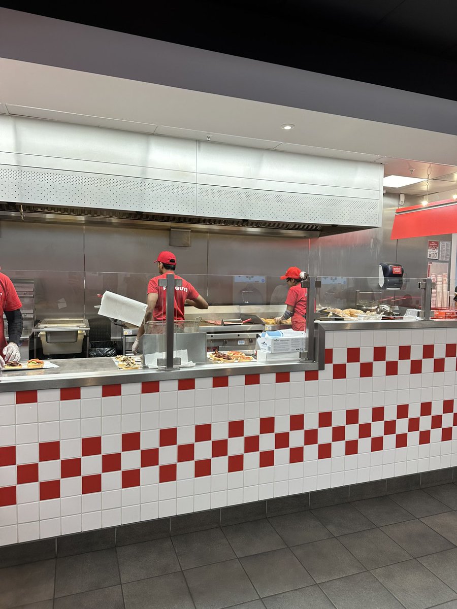 vlachjn's tweet photo. muže mi někdo říct proč Five Guys ještě nemáme v ČR??? https://t.co/mYK4OWoVDu