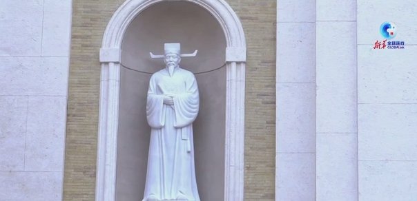 AmbCina's tweet photo. A partire da maggio 2023, sulla facciata della cattedrale di Macerata, un statua di #XuGuangqi, il letterato della corte cinese dei Ming che diventò il primo discepolo di #MatteoRicci,  campeggia accanto a una statua “gemella” del missionario gesuita originario della città. https://t.co/FkWFtJaAt0