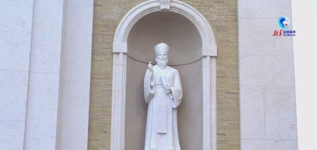 A partire da maggio 2023, sulla facciata della cattedrale di Macerata, un statua di #XuGuangqi, il letterato della corte cinese dei Ming che diventò il primo discepolo di #MatteoRicci,  campeggia accanto a una statua “gemella” del missionario gesuita originario della città.