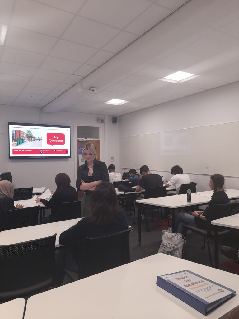 UoL_Contextual's tweet photo. Finally we have our lovely colleague Hollie delivering a session on Applying to UCAS and Personal Statements #RFESS23 https://t.co/CK4SMGizTp
