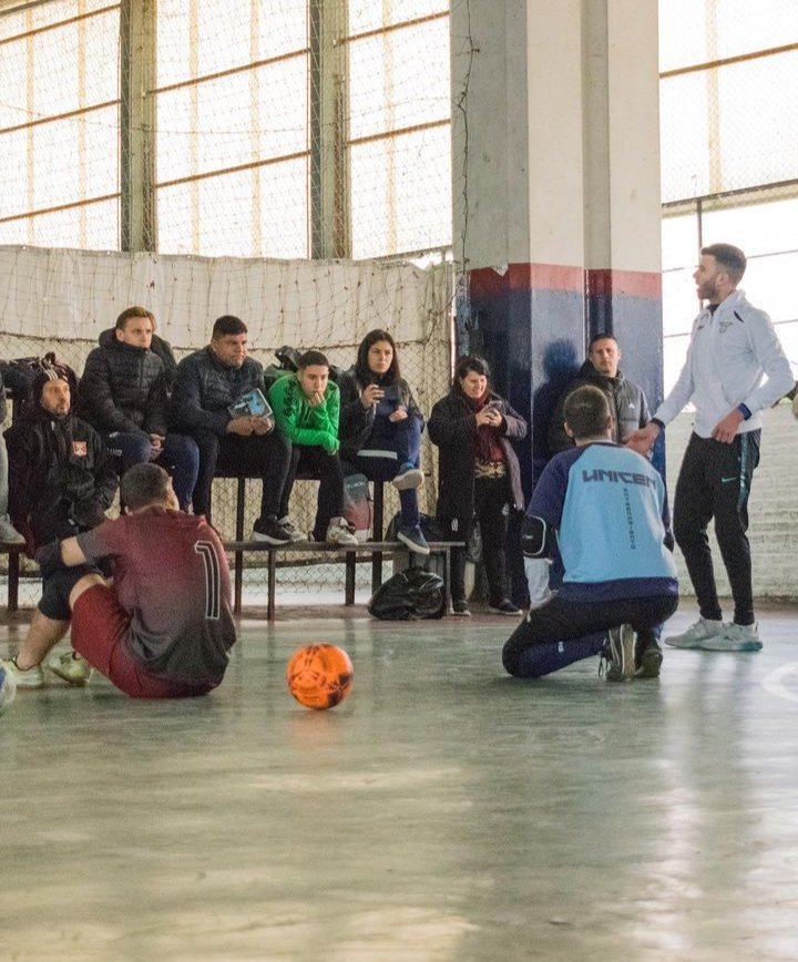 pasionfutsal's tweet photo. 📰"El arquero es un puesto específico que debe entrenarse": en ATFA Futsal, la escuela número uno de capital, Maxi Aprea brinda la materia 'entrenamiento de arqueros', donde se desarrollan conocimientos de uno de los puestos más importantes del deporte:
🔗 https://t.co/jk2VWeCojt https://t.co/RJ8z9UTbJZ