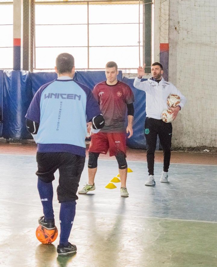 pasionfutsal's tweet photo. 📰"El arquero es un puesto específico que debe entrenarse": en ATFA Futsal, la escuela número uno de capital, Maxi Aprea brinda la materia 'entrenamiento de arqueros', donde se desarrollan conocimientos de uno de los puestos más importantes del deporte:
🔗 https://t.co/jk2VWeCojt https://t.co/RJ8z9UTbJZ