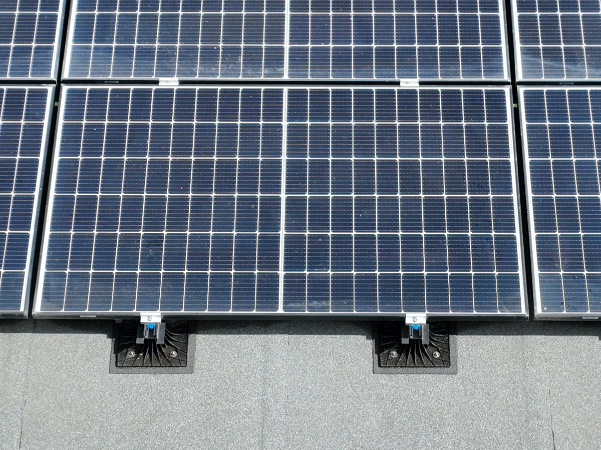 enedis_centre's tweet photo. 📣Grande 1ère en Indre-et-Loire☀️

Azay-sur-Cher devient la 1⃣ère commune du @CD37_touraine à produire &amp; consommer son énergie localement grâce à l'autoconsommation collective🔌

24% des besoins ⚡️ de la commune sont ainsi couverts grâce aux 140 panneaux ☀ raccordés par @enedis https://t.co/krOp4fLReU