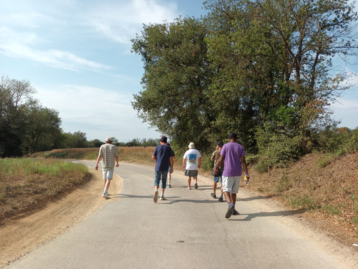 ArrelsFundacio's tweet image. Una sortida a la natura, un campionat de jocs de taula, visites a museus i espais culturals de Barcelona, sortides a la platja, una botifarrada amb els veïns i veïnes del barri... Aquest estiu, promovem el #lleure per trencar la soledat i enfortir vincles! #ningúdormintalcarrer
