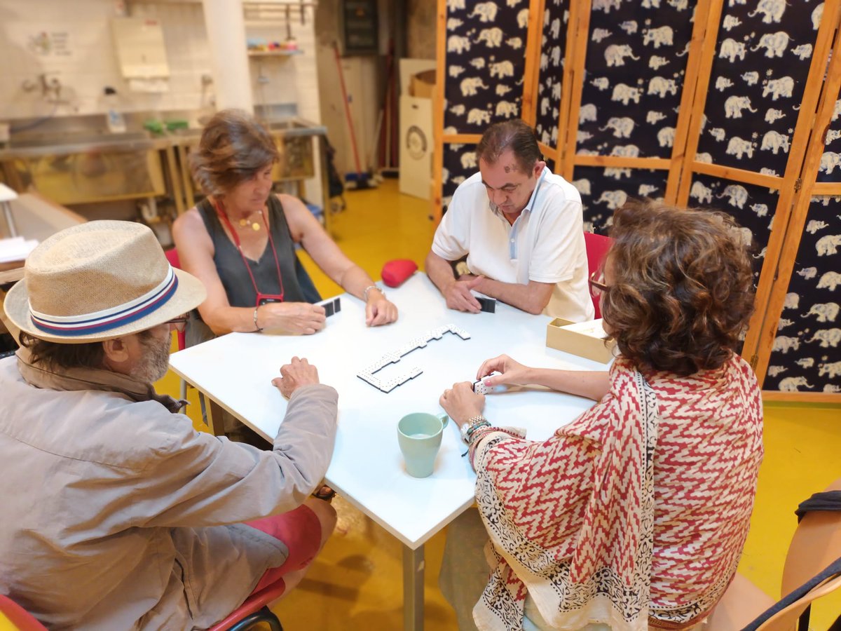 ArrelsFundacio's tweet image. Una sortida a la natura, un campionat de jocs de taula, visites a museus i espais culturals de Barcelona, sortides a la platja, una botifarrada amb els veïns i veïnes del barri... Aquest estiu, promovem el #lleure per trencar la soledat i enfortir vincles! #ningúdormintalcarrer