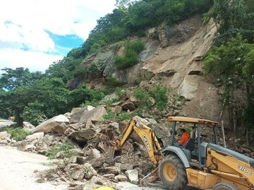 viceservicios's tweet photo. 🟡Personal obrero de #Invialca recientemente realizó despliegue de maquinaria pesada para despejar en km 182 de la Valencia-Puerto Cabello en el estado Carabobo.
#SúperBigoteEnAcción https://t.co/KqddSq2te5