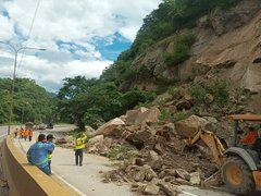 viceservicios's tweet photo. 🟡Personal obrero de #Invialca recientemente realizó despliegue de maquinaria pesada para despejar en km 182 de la Valencia-Puerto Cabello en el estado Carabobo.
#SúperBigoteEnAcción https://t.co/KqddSq2te5
