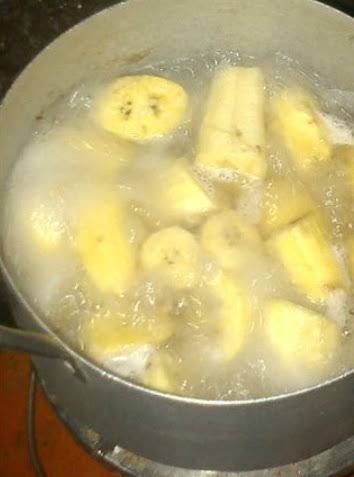 Nig_Farmer's tweet photo. #NaijaFarmerTips

Do you have insomnia - finding it hard to sleep?

Get an unripe banana don't peel, just cut into few pieces &amp; boil

Sieve out the water.. keep it cool in your water bottle.

Anytime you feel insomniac or B4 bed just take a little of it, you'll sleep like a baby. https://t.co/CyZY2YNqpR