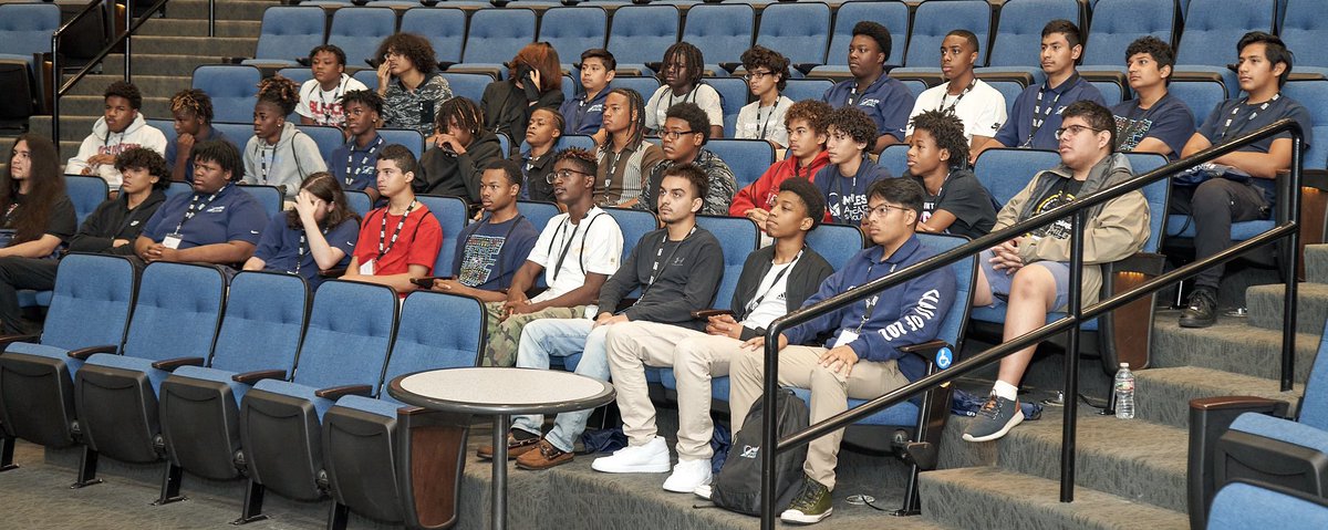 MilesAhead_HISD's tweet photo. Get Ready. Get Focused. “I AM A MAN OF ACADEMIA”
Day 2 of #ForgingWeek #MilesAheadScholars https://t.co/20ZpDBzpiG