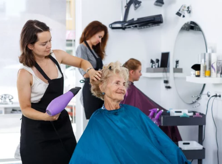 📢Calling all #hairstylists!🌟@TRHCLLC #NorthHuntingdon is seeking a skilled stylist to bring joy to our residents!💇‍♀️👩‍🦳Have a passion for making others feel beautiful and confident? Contact 724-864-7190! Must be licensed & insured. #jobs #hiringnow #Careers #jobopening #hiring