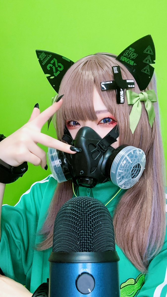 kk__swing's tweet photo. 困ったらこのポーズをしています。これは自分の好きなアニメキャラのポーズ😈
カラコンが紫なのは…好きなキャラが紫の目をしているからです😊
#ここだけの話 https://t.co/ur3csCnZ4k