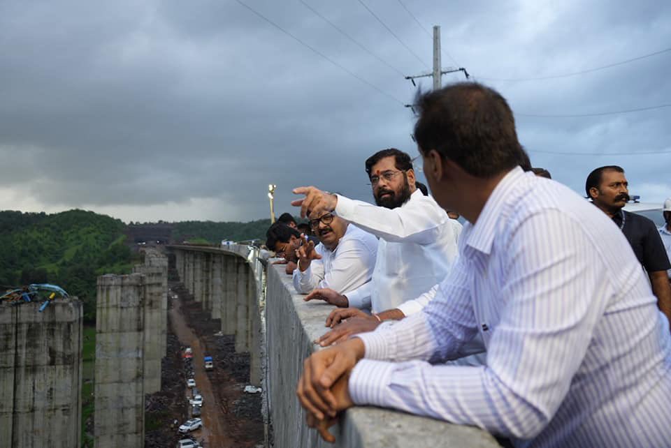 mieknathshinde's tweet photo. ठाणे जिल्ह्यातील शहापूर नजीकच्या सरलांबे गावात समृद्धी महामार्गाच्या बांधकामादरम्यान गर्डर आणि लॉंचर कोसळून झालेल्या दुर्घटनास्थळाला प्रत्यक्ष भेट देऊन या ठिकाणाची पाहणी केली. 

या दुर्घटनेत २० मजुरांना जीव गमवावा लागला. अन्य ३ जण जखमी झाले असून त्यांच्यावर उपचार सुरू आहेत. या प्रकरणी पोलिसांनी गुन्हा नोंदवला असून हा गर्डर नक्की का आणि कसा कोसळला याची चौकशी सुरू आहे. 

या दुर्घटनेमध्ये मृत्युमुखी पडलेल्या मजुरांच्या कुटुंबीयांना राज्य शासनाने ५ लाख रुपयांची तर केंद्र शासनाने २ लाख रुपयांची मदत जाहीर केली आहे. याशिवाय हे काम करणाऱ्या दोन्ही कंपन्यांनी प्रत्येकी ५ लाख रुपयांची मदत देण्याचे जाहीर केले आहे. स्वतः पंतप्रधान नरेंद्र मोदीजी यांनी या दुर्घटनेत मृत्युमुखी पडलेल्या मजुरांबद्दल आपली सहवेदना व्यक्त केली आहे, असे  यावेळी सांगितले.