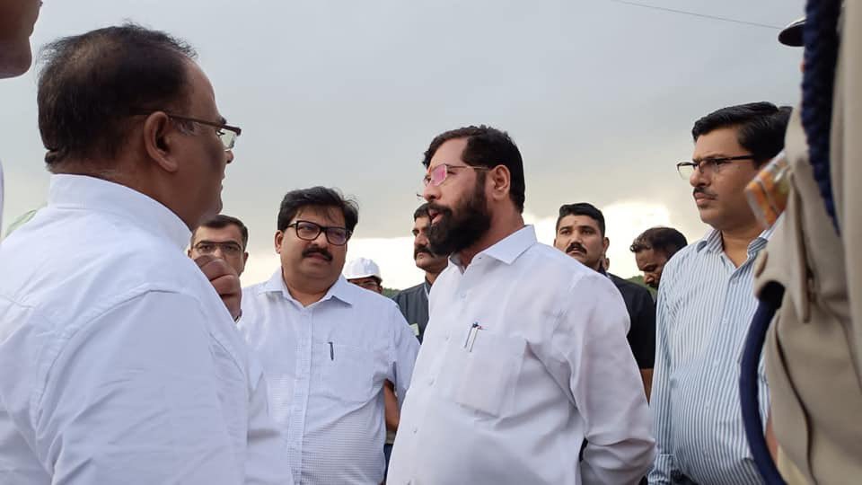 mieknathshinde's tweet photo. ठाणे जिल्ह्यातील शहापूर नजीकच्या सरलांबे गावात समृद्धी महामार्गाच्या बांधकामादरम्यान गर्डर आणि लॉंचर कोसळून झालेल्या दुर्घटनास्थळाला प्रत्यक्ष भेट देऊन या ठिकाणाची पाहणी केली. 

या दुर्घटनेत २० मजुरांना जीव गमवावा लागला. अन्य ३ जण जखमी झाले असून त्यांच्यावर उपचार सुरू आहेत. या प्रकरणी पोलिसांनी गुन्हा नोंदवला असून हा गर्डर नक्की का आणि कसा कोसळला याची चौकशी सुरू आहे. 

या दुर्घटनेमध्ये मृत्युमुखी पडलेल्या मजुरांच्या कुटुंबीयांना राज्य शासनाने ५ लाख रुपयांची तर केंद्र शासनाने २ लाख रुपयांची मदत जाहीर केली आहे. याशिवाय हे काम करणाऱ्या दोन्ही कंपन्यांनी प्रत्येकी ५ लाख रुपयांची मदत देण्याचे जाहीर केले आहे. स्वतः पंतप्रधान नरेंद्र मोदीजी यांनी या दुर्घटनेत मृत्युमुखी पडलेल्या मजुरांबद्दल आपली सहवेदना व्यक्त केली आहे, असे  यावेळी सांगितले.