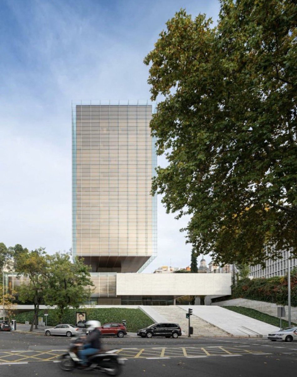 gomezdetejada's tweet photo. Edificio Castelar, Madrid. Edificio de oficinas diseñado por Rafael de la Hoz Arderius en 1975 y construido entre 1977-83. En 2010 fue reformado por su hijo, Rafael de la Hoz Castanys. @R_deLa_Hoz https://t.co/F5OiJ4X6fd