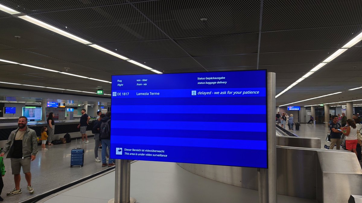 Fjohn2111's tweet photo. Airport FFM , kommen aus Italien , alles hat super  funktioniert - bis auf Gepäckausgabe in FRA ..warten jetzt seit 60 min !!!! https://t.co/xJPraGvEow