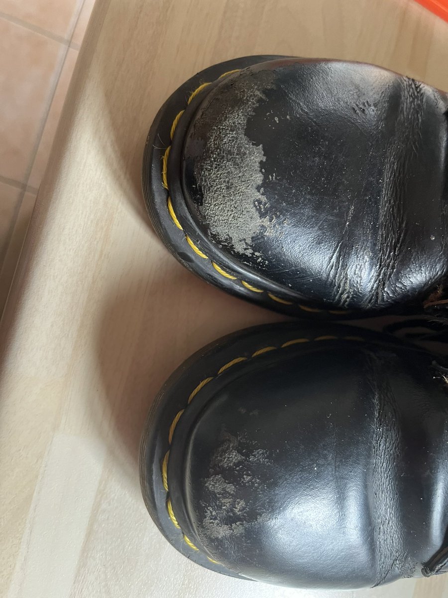 andipandy1805's tweet photo. @drmartens anyone else had this issue? Less than a year old 🤬🤬 https://t.co/SopEi2J28y