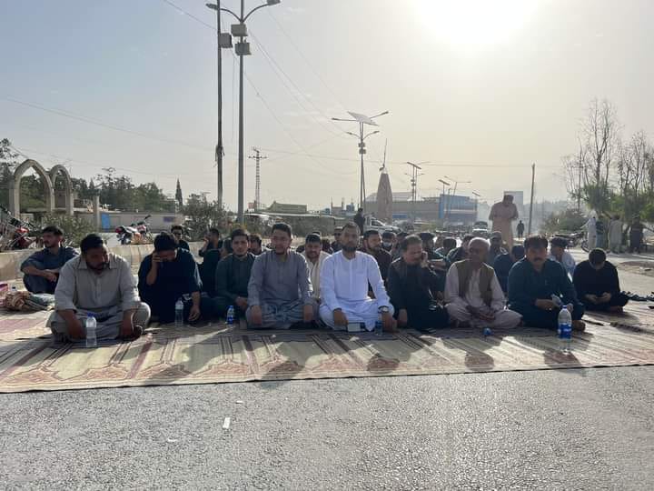 ParharKarim's tweet photo. بروری روڈ کوئٹہ میں FC کے چیک پوسٹوں کے خاتمے اور مبینہ طور پر FC اہلکاروں کی جنسی زیادتی کے خلاف احتجاجی دھرنا جاری ہے۔

ہم اس جاری احتجاجی دھرنے کے تمام مطالبات کی بھرپور حمایت کرتے ہیں۔
#RemoveFCCheckPosts https://t.co/2hItBb4jFE