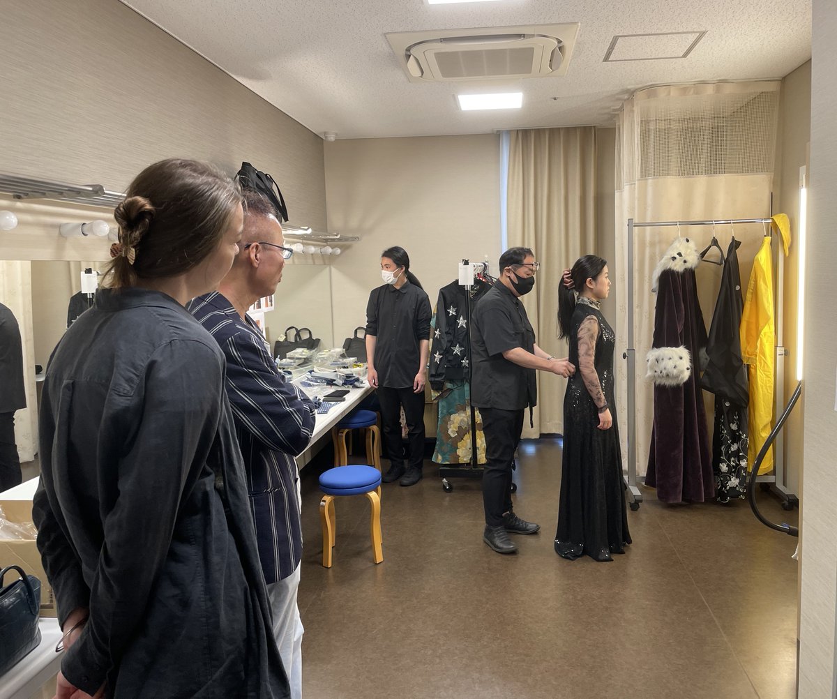 FENICE_enmoku's tweet photo. 子どものためのオペラ「#まほうのふえ」

【公演まであと4日】

本日のカウントダウンは…
衣裳・美術プランナー
#ユリア・ベルント さん

本番に向けて準備中🛠️✨
衣裳合わせと舞台仕込みの様子を少しだけ🫣💕

公演情報↓
https://t.co/TEkn6dRSMM

#フェニーチェ堺 #オペラ #舞台
@FENICE_SACAY https://t.co/wwhCK2t1ae