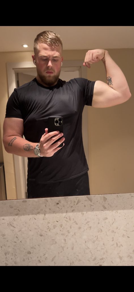 FuckWicci's tweet photo. Rowing is meta for arm growth. Change my mind https://t.co/UvdD7l8R8c
