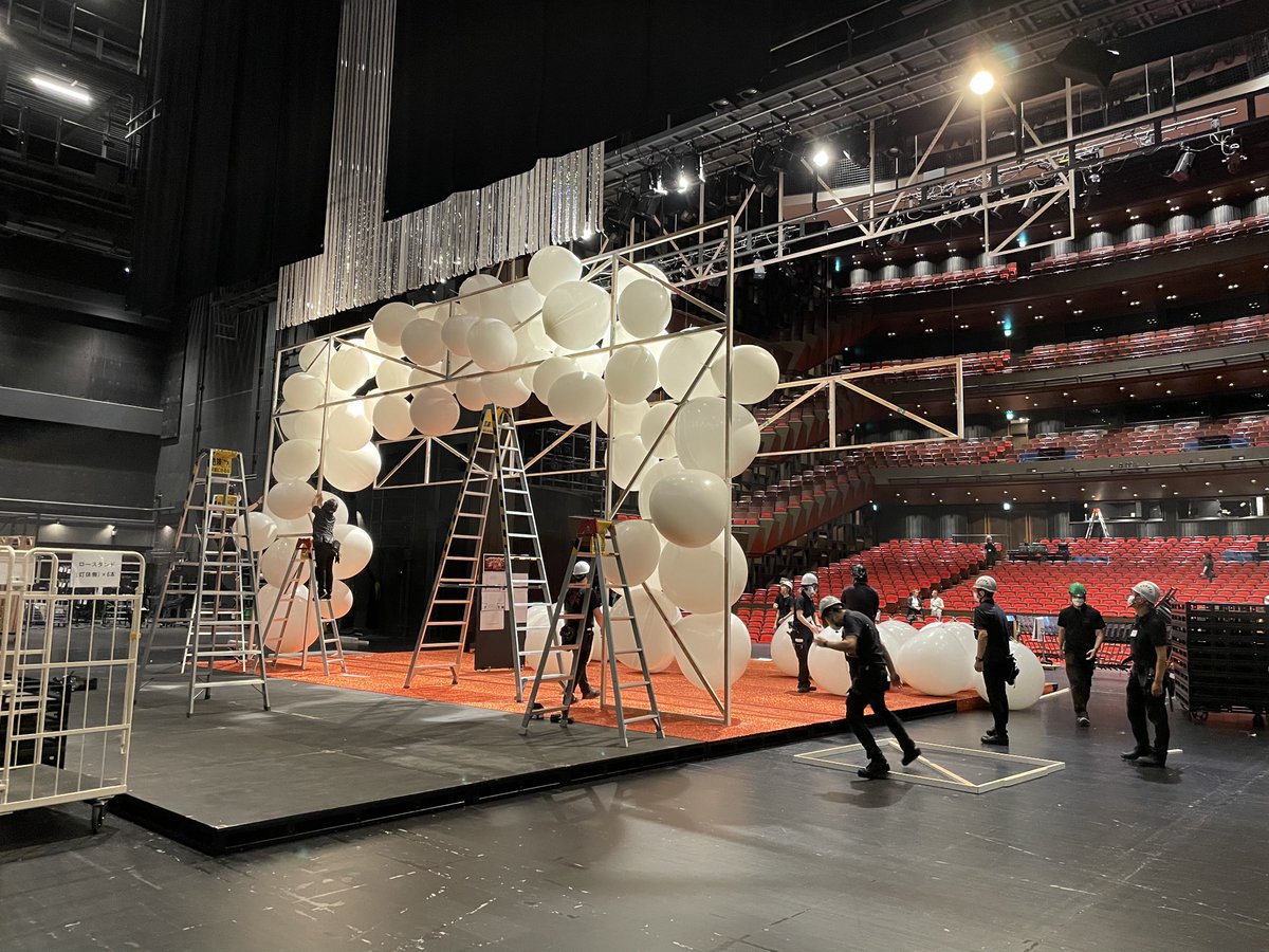 FENICE_enmoku's tweet photo. 子どものためのオペラ「#まほうのふえ」

【公演まであと4日】

本日のカウントダウンは…
衣裳・美術プランナー
#ユリア・ベルント さん

本番に向けて準備中🛠️✨
衣裳合わせと舞台仕込みの様子を少しだけ🫣💕

公演情報↓
https://t.co/TEkn6dRSMM

#フェニーチェ堺 #オペラ #舞台
@FENICE_SACAY https://t.co/wwhCK2t1ae