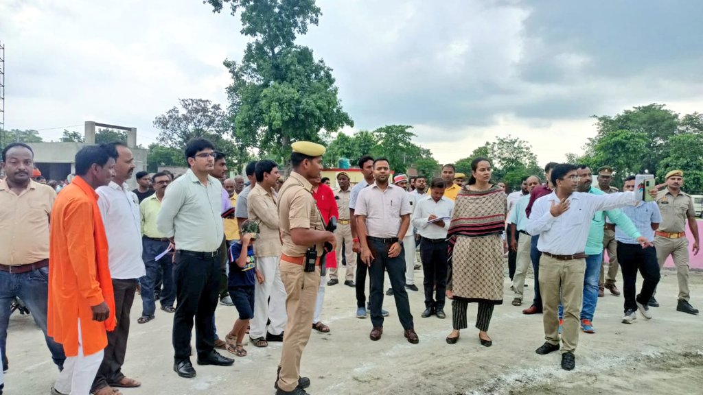 dm_kushinagar's tweet photo. ग्राम हिरनही में स्वच्छ भारत मिशन में निर्मित आर०आर०सी० सेंटर,फिल्टर चैंबर, नाली तथा जल जीवन मिशन अन्तर्गत निर्माणाधीन टंकी आदि का निरीक्षण करते जिलाधिकारी @RameshRanjanIAS एवं मुख्य विकास अधिकारी। निर्माण कार्यों को समय से पूर्ण करने हेतु दिए निर्देश।
@UPGovt @CMOfficeUP https://t.co/mw9N8ZMHgu
