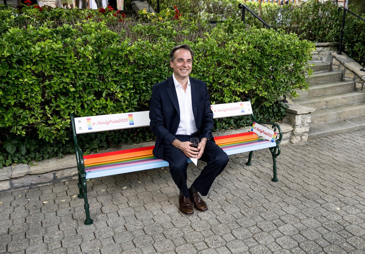 bzsdzs's tweet photo. Az Egyesült Államok kedden durván korlátozta Magyarország részvételét a vízummentességi programjában. Nyilván ez egy kicsinyes bosszú a gyermekvédelmi törvény miatt, azért mert Orbán Viktor nem emelte a magasba a transz-zászlót a Pride-on, és főleg azért, mert mi nem karlendítünk térdre borulva az ukránok előtt és nincs mindenhol a kereszt helyett Zelenszkijt ábrázoló ikon a bejárat fölött.

Ja, meg azért, mert az Amerikai Egyesült Államok a kettős állampolgársággal rendelkező külhoni magyarok adatait akarta megkapni Magyarországtól. Mi persze ezt nem adjuk ki, mert a külhoni magyarok biztonsága fontosabb, mint a seggnyalás. Ezért állnak most bosszút.

A fő kérdés az, hogy történt-e tragédia?

- Tegye fel a kérdést, aki nagyon szeretné, ha fentaniltól félig élettelen csövesek megkéselnék San Francisco belvárosában. 
- Ki ne akarná, hogy összerugdossák valahol New Yorkban csak azért, mert fehér? 
- Valaki esetleg nem kiváncsi rá, hogy milyen az, amikor éppen fekete tinédzserek megrohamozzák és kipakolják a Nike üzletet, amikor épp ott vásárol? 
- Senki nem akar úgy enni egy jó Taco Bell szendvicset, hogy közben egy szakállas transznemű üvöltve verekszik, mert uramnak szólították, miközben reggel felhúzott egy parókát?

Pressmanék, hát most jól ki lett velünk baszva.