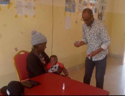 SectorJuru's tweet photo. Mu gitondo cyo kuri uyu wa Kabiri, Umunyamabanga Nshingwabikorwa w'Umurenge @SectorJuru, Bwana KADAFI Aimable, yifatanyije n'abajyanama b'ubuzima muguha  abana #Urukingo rw'#Imbasa.
@BugeseraDistr
@RwandaEast https://t.co/SWW61592kp