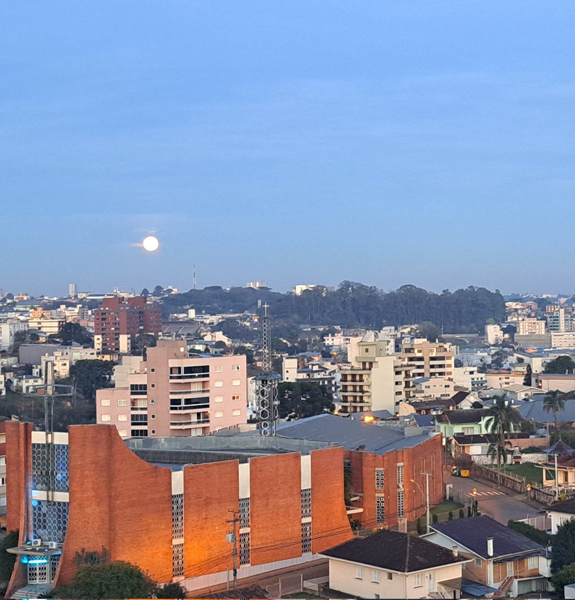 AleBaldi's tweet image. Lua brilhante nesta manhã de agosto. Pelo menos junho e julho ficaram pra trás. E já não é tão escuro ao amanhecer. 🙏🏼
#Adelante 
#PioX #CaxiasDoSul
