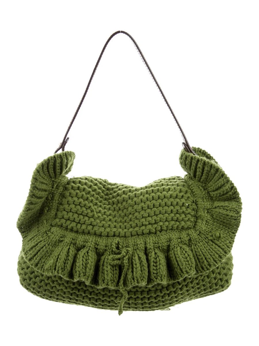 an ensemble that needs no introduction: anne hathaway wearing the now-universally-known chanel 2005 set in “the devil wears prada”. but most often forget that she also wore another lagerfeld-creation, thanks to stylist patricia field — a fendi ‘chef’ crochet bag, in green!