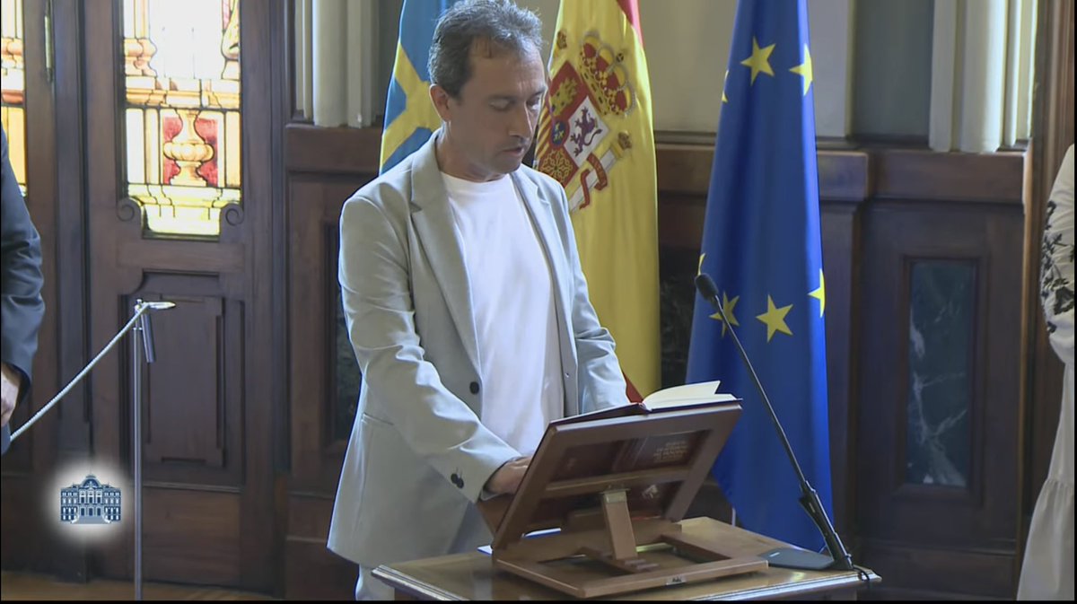 Delcais's tweet photo. Hoy toma posesión @ovizapico como Consejero de Ordenación del Territorio, Urbanismo, Vivienda y Derechos Ciudadanos. Tenemos por delante el reto de gestionar nuestra comunidad defendiendo los derechos para la mayoría social ✊✊ https://t.co/fV04VCUqxe