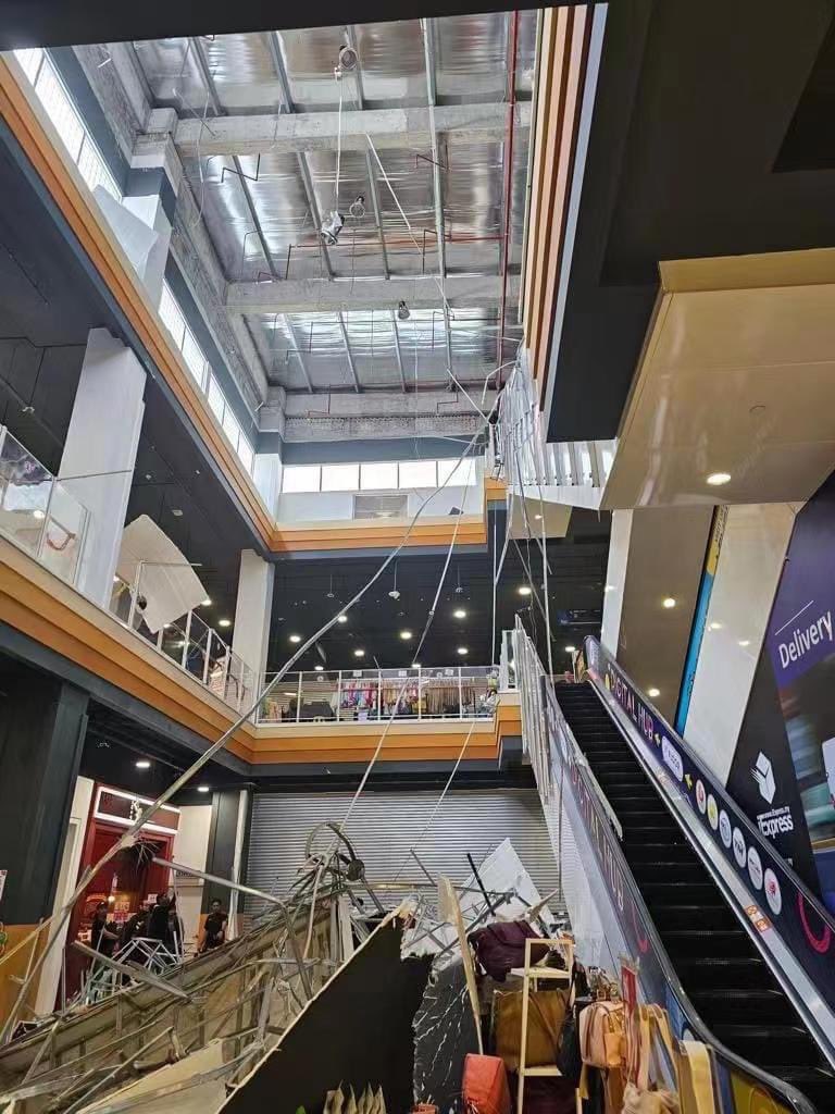 HausofHilton's tweet photo. Ceiling collapses at shopping mall in cheras. Scary 😭😭😭 https://t.co/lpFkg4kbOc https://t.co/1ALaJ0mQsQ
