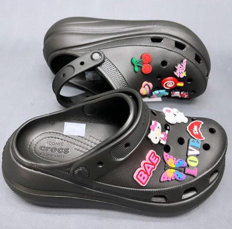 KicksNinja_'s tweet photo. It's National Girlfriends day❤️❤️

What footwear are you shopping for your girl? 

#sneakerhead #NationalGirlfriendday https://t.co/2fSfb92Mvh