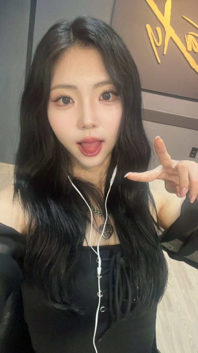 kkongtaem's tweet photo. HERE'S SOME PHOTOS FROM CHAEY'S BUBBLE! I will continue to post them, CRAXY will always be 5 and crowns want a clearer statement from you @CRAXY_BRUCE...
#CRAXYISFIVE #BRINGBACKCHAEY #bringbackchaey #craxy #chaeY #chaey #ChaeY #CRAXY #craxyisfive https://t.co/Vt7zBCCu92