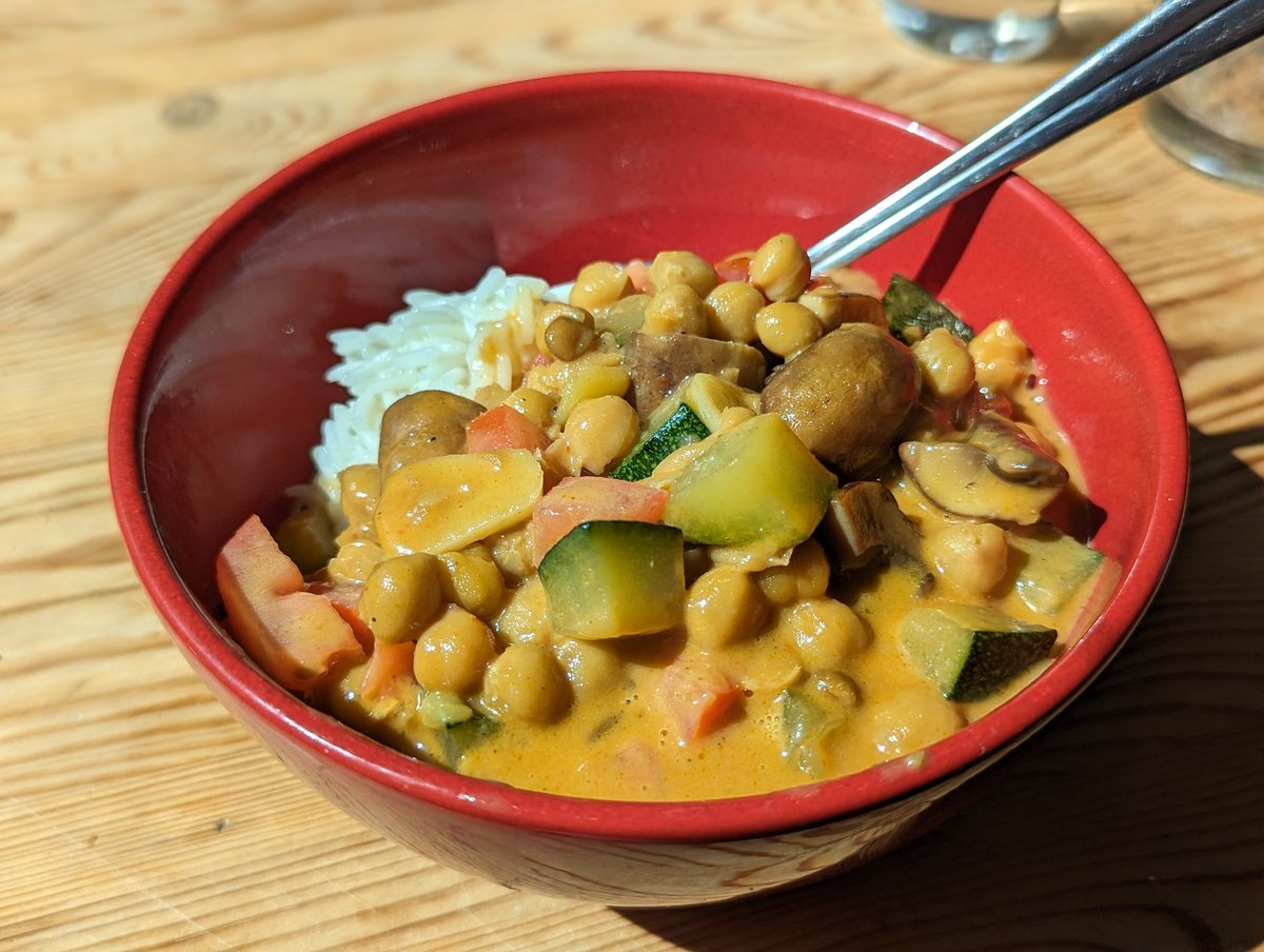 RudiesStruggle's tweet photo. Reis mit Rumfort-Gemüse in Kokosmilch.
#selberkochen #reis #reismitscheiss #kichererbsen #tomaten #zucchini #pilze #vegan #rumfortküche #rumfort https://t.co/nzVwpSwxAi