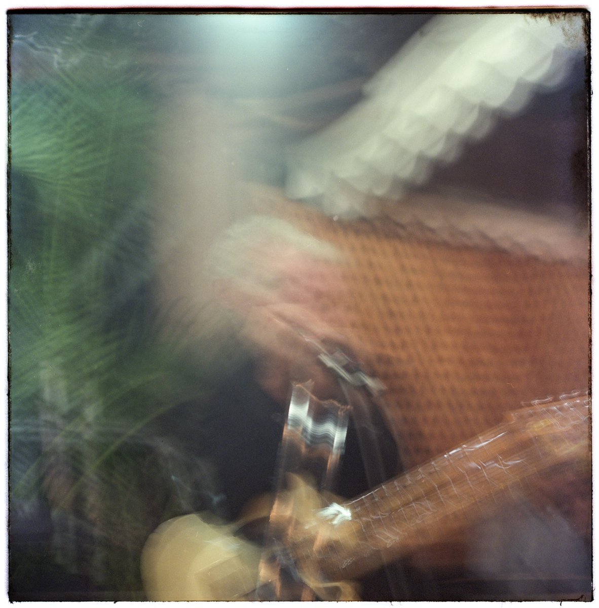 JBCRHA's tweet photo. Noche caraqueña en @cafenoisettecaracas con @alvarofalcon.guit y su banda
Película 120mm fujifilm Pro 400H
Revelado @kekesalinas
#fujifilmpro400h #rolleiflex #rollei #rolleiflex28f #120mm #120mmfilm #film #filmphotography #midiumformat #formatomedio #filmisnotdead https://t.co/CdmXqYtXog