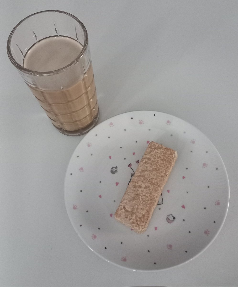 milci4_'s tweet photo. vanilla coffee + caramel bar + 2 rice cakes with cream cheese  (?) / 377 calories💘 https://t.co/qqdfWI41dy