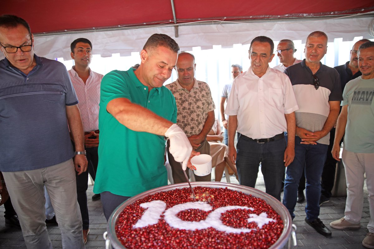 AdemMuratYucel's tweet photo. Muharrem ayı vesilesiyle Kapalı Salı Pazarı yanında vatandaşlarımıza aşure ikramında bulunduk.

Geleneksel hale getirdiğimiz, bolluk ve bereketin simgesi olan aşure dağıtımını, bu yıl da gerçekleştirmenin mutluluğunu yaşıyoruz. İslam aleminin ve bütün hemşehrilerimin Muharrem ayını tebrik ediyorum.

Aşure ikramımızın ardından pazar esnafımızı ziyaret ederek 'hayırlı işler' dileklerimizi ilettik. Alışverişini yapan vatandaşlarımızla sohbet ettik.

Birliğimiz ve dirliğimiz daim olsun...