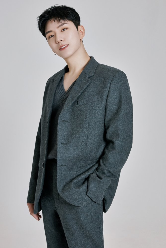 UpdateKBoys's tweet photo. Mais um.... Foi divulgado que o Kihyun (MONSTA X) se alistará no exército coreano no dia 22 de agosto. 

Ele divulgou uma carta a punho para os fãs: "Tudo vai ficar bem, vou voltar logo. Vou voltar e dizer 'Eu te amo Monbebe' com os membros!". https://t.co/bPqgjWqtEW