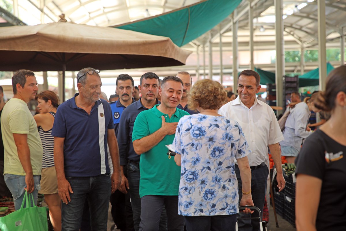 AdemMuratYucel's tweet photo. Muharrem ayı vesilesiyle Kapalı Salı Pazarı yanında vatandaşlarımıza aşure ikramında bulunduk.

Geleneksel hale getirdiğimiz, bolluk ve bereketin simgesi olan aşure dağıtımını, bu yıl da gerçekleştirmenin mutluluğunu yaşıyoruz. İslam aleminin ve bütün hemşehrilerimin Muharrem ayını tebrik ediyorum.

Aşure ikramımızın ardından pazar esnafımızı ziyaret ederek 'hayırlı işler' dileklerimizi ilettik. Alışverişini yapan vatandaşlarımızla sohbet ettik.

Birliğimiz ve dirliğimiz daim olsun...