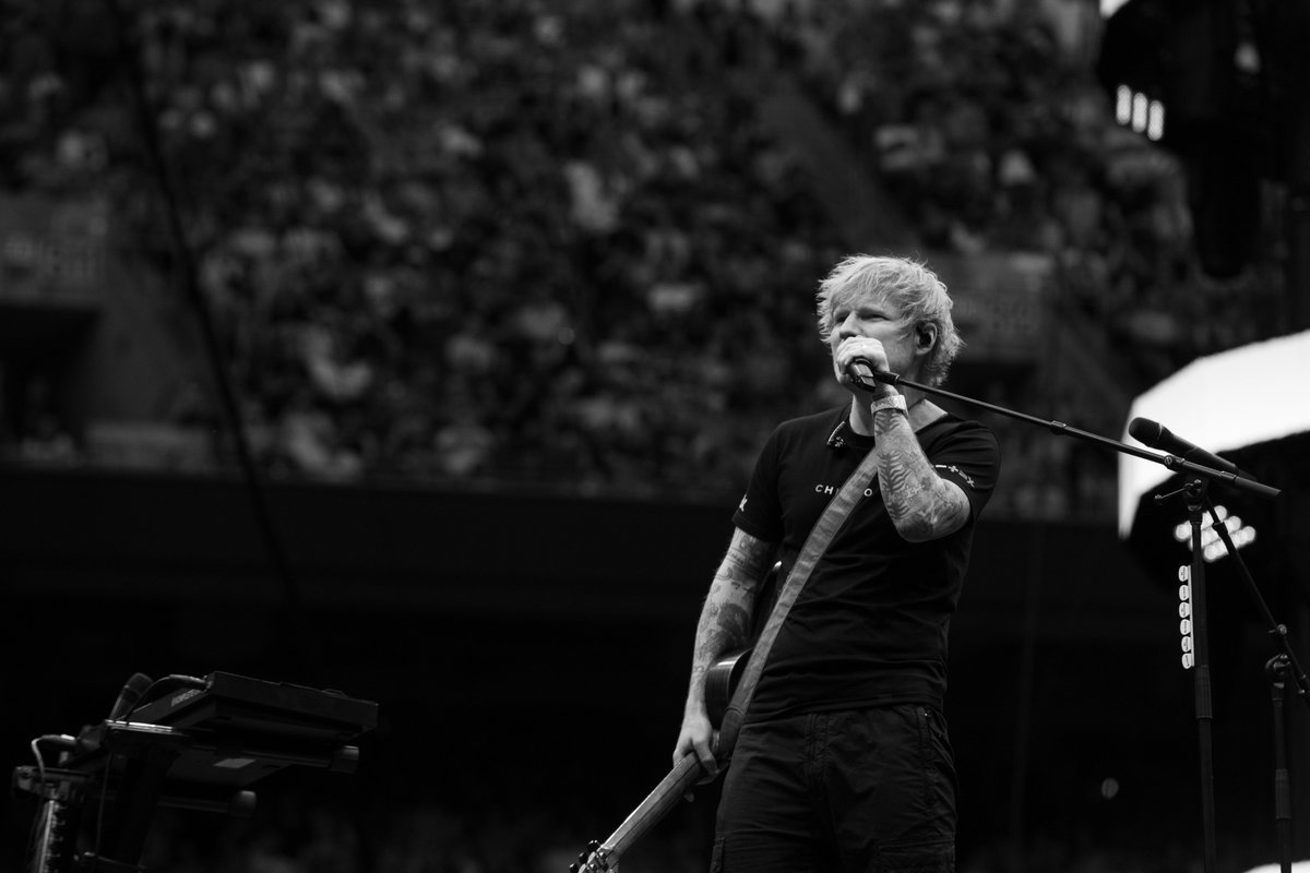 edsheeran's tweet photo. Some favourites from Chicago ❤️🌭

📸 @MarkSurridge https://t.co/sI3sBCpHgj