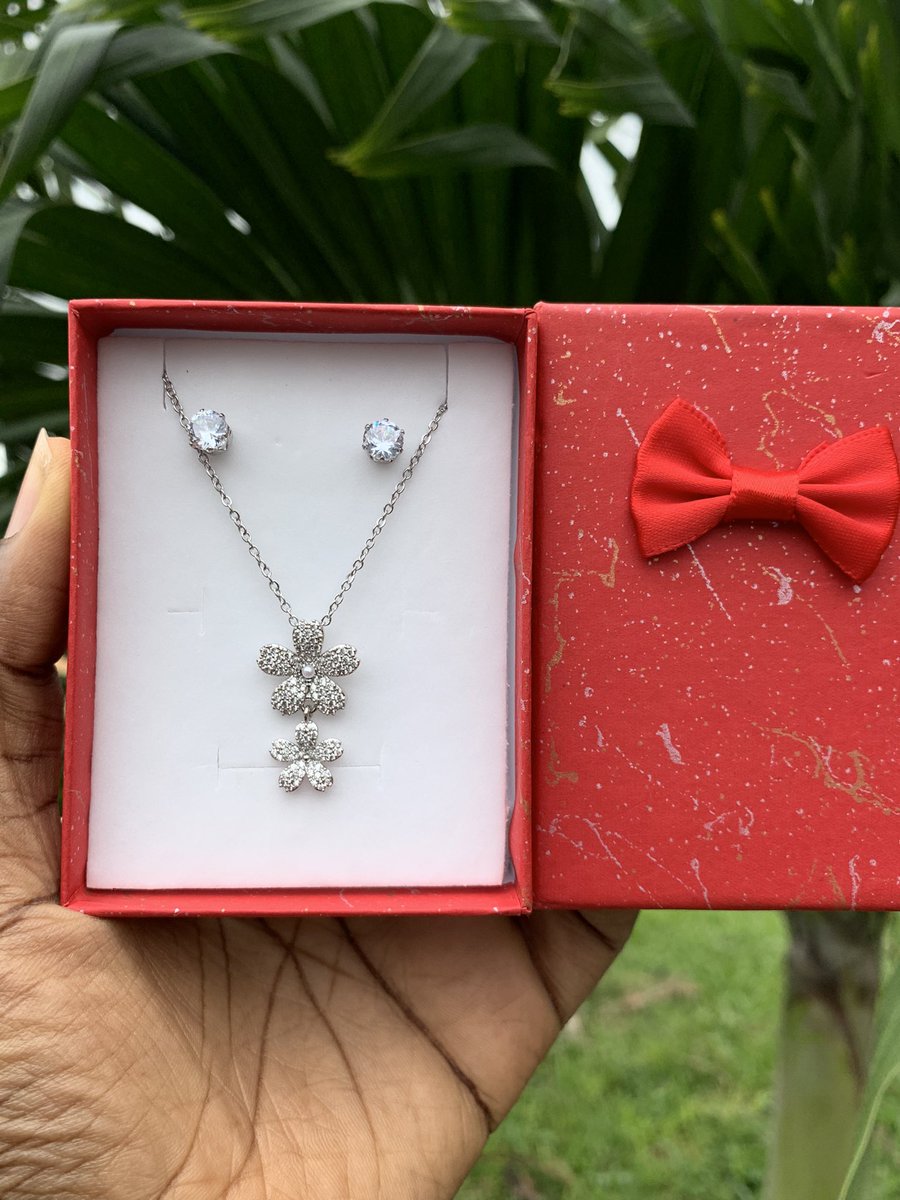 lenahaccessorie's tweet photo. Take your outfit up a notch with these cute neck pieces. The free everyday pin earrings is the cherry on top. #nontarnishjewelry #stainlesssteeljewelry 
Price: ₦2900 https://t.co/EuoukpLeYj
