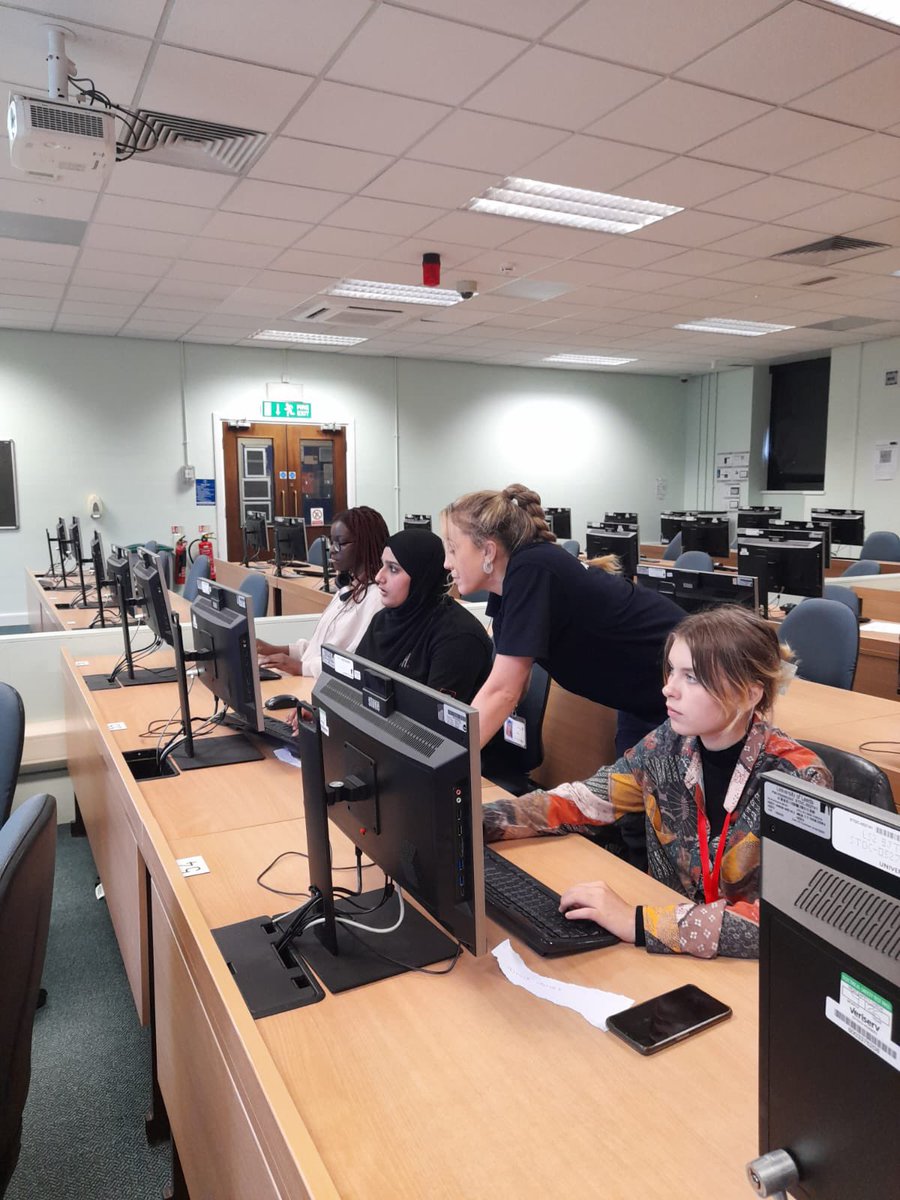 UoL_Contextual's tweet photo. Anna is introducing our computer science students to the wonderful world of coding in this hands on, interactive software session! 🖥️ #RFESS23 https://t.co/u9HHvXXZYK