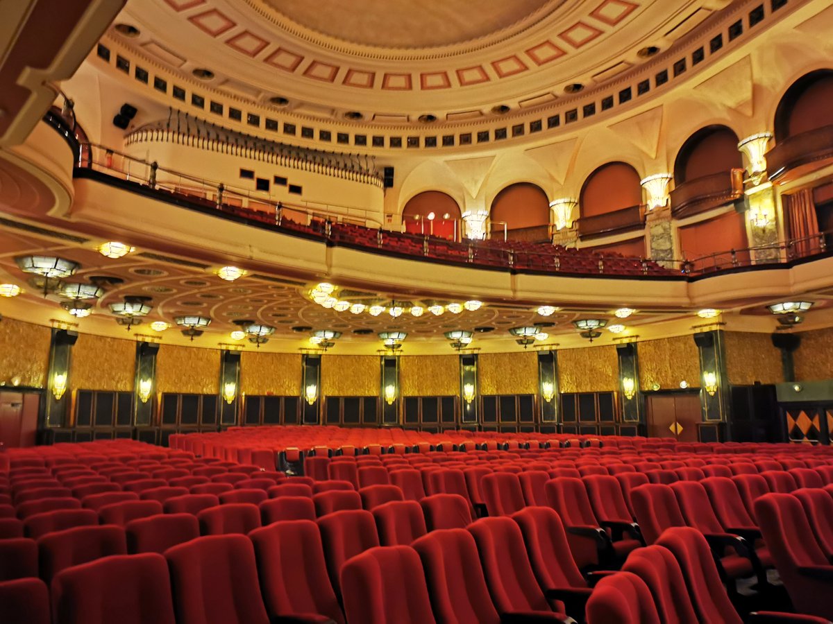 C'è poco da dire: chiunque abbia abitato a Milano negli ultimi 94 anni anche per pochi mesi, è passato prima o poi all'Odeon e a quelle sale liberty che trasportavano lo spettatore, almeno per qualche ora, in un secolo che non c'è più. Ho tanti ricordi dell'Odeon, tanti film,