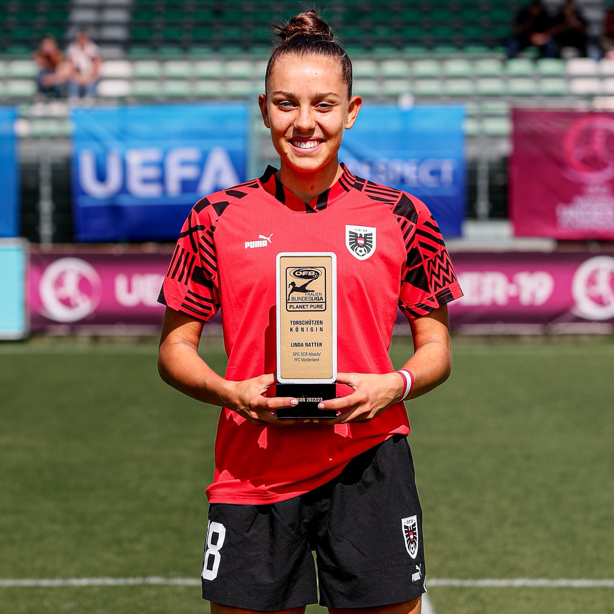 oefbFrauenBL's tweet photo. Im Rahmen der #WU19EURO in Belgien wurde SPG SCR Altach/FFC Vorderland-Stürmerin Linda #Natter als 𝐓𝐨𝐫𝐬𝐜𝐡ü𝐭𝐳𝐞𝐧𝐤ö𝐧𝐢𝐠𝐢𝐧 der Saison 2022/23 ausgezeichnet 🥇👏
Wir freuen uns schon auf mehr in der neuen Saison 😎
#AFBL https://t.co/yzgErVNH7W